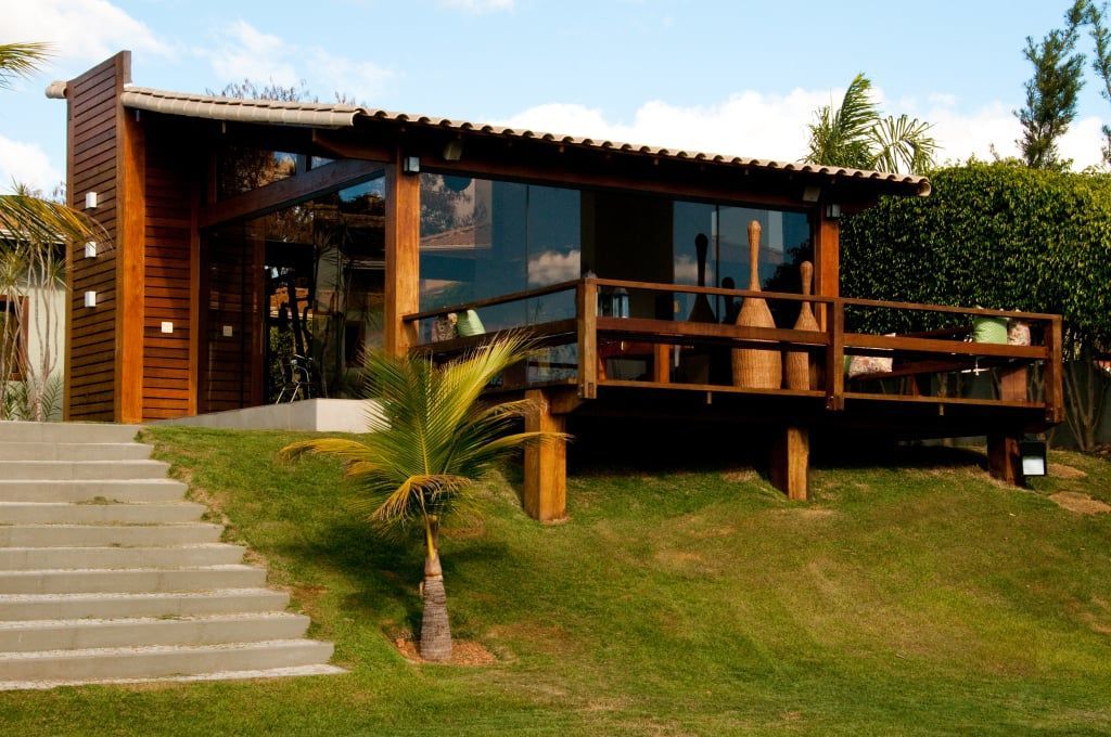 Projeto em destaque com revestimento e mobiliário integrado
