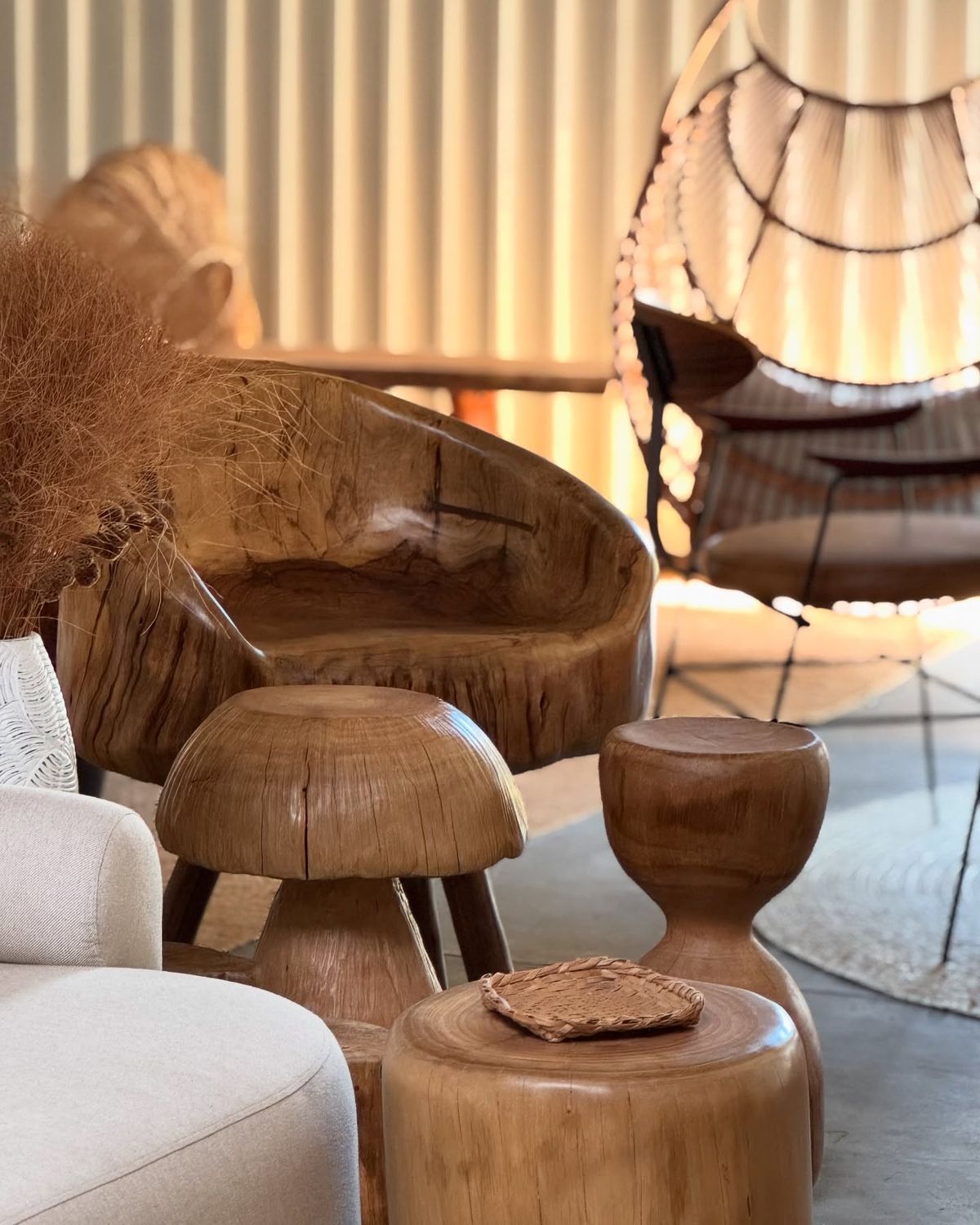 Espaço interior com acabamento em madeira